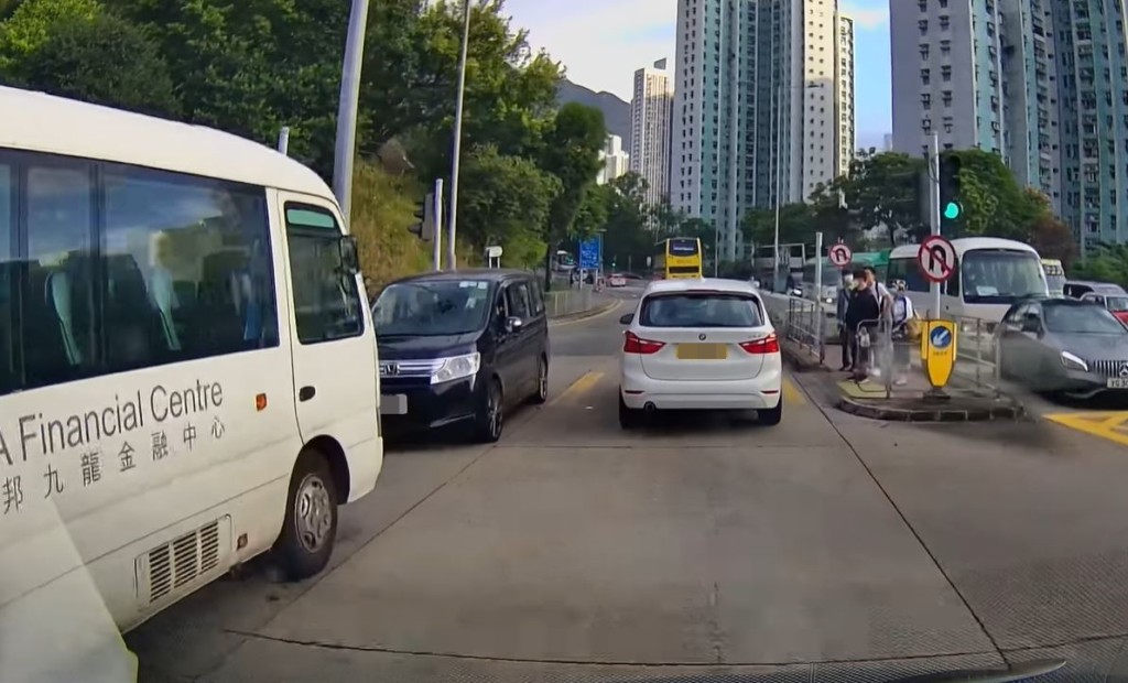 穿梭小巴前方有一輛七人車逆線駛至。fb車cam L（香港群組）影片截圖