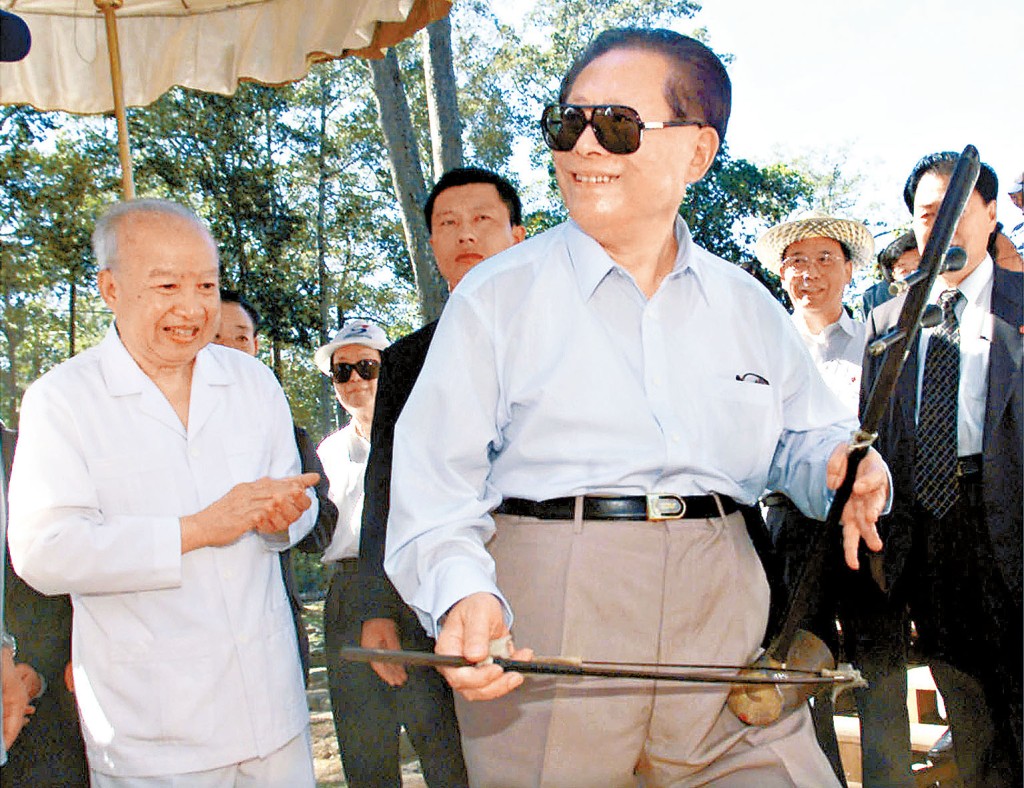 江泽民琴棋书画样样皆精，曾在外宾前拉二胡，大显才华。