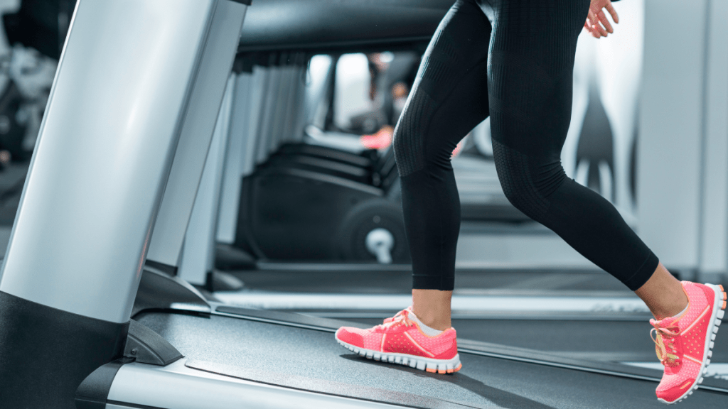 30歲女每日爬坡2小時兼行30層樓，膝關節老化如半百。istock示意圖