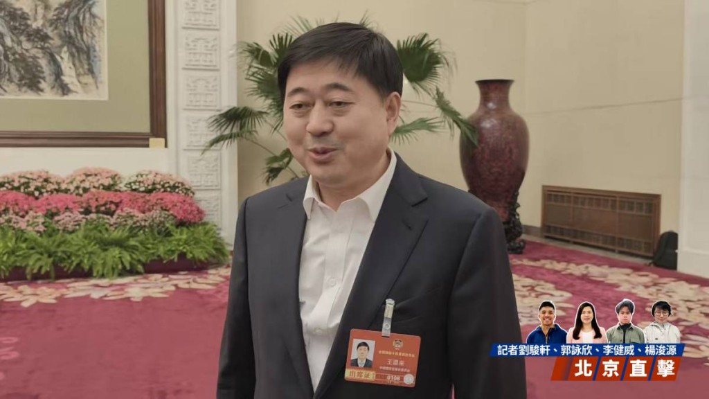 王遵來在北京即場教授頸椎操。駐京記者 楊浚源攝