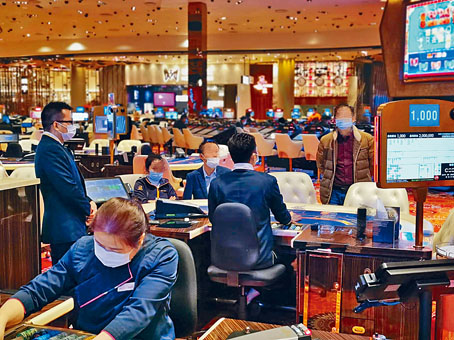 澳门特首因应澳门最新疫情发展，宣布博彩业暂停营业半个月。