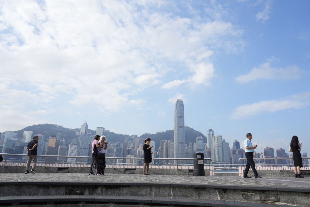 颱風鳳凰進入本港800公里範圍，天文台周一下午發出一號風球。資料圖片