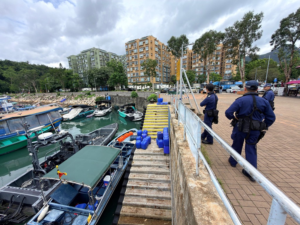 水警封鎖現場調查。梁國峰攝 水警封鎖現場調查。梁國峰攝