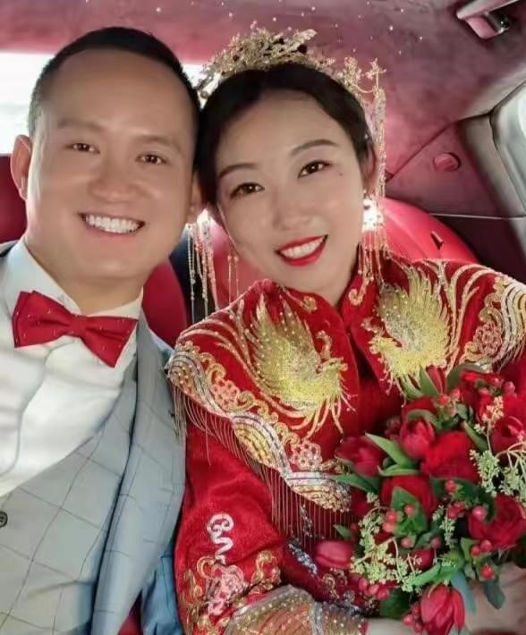 治疗期间，王梦琳的丈夫一直陪伴在侧，二人在2020年补办婚礼。（图片来源：网上图片）