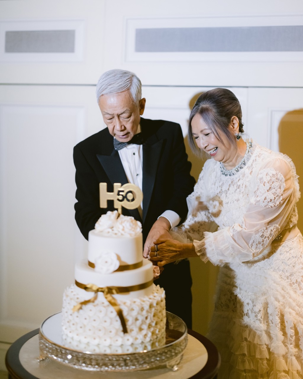 何韻詩父母一齊切蛋糕慶祝結婚50周年。