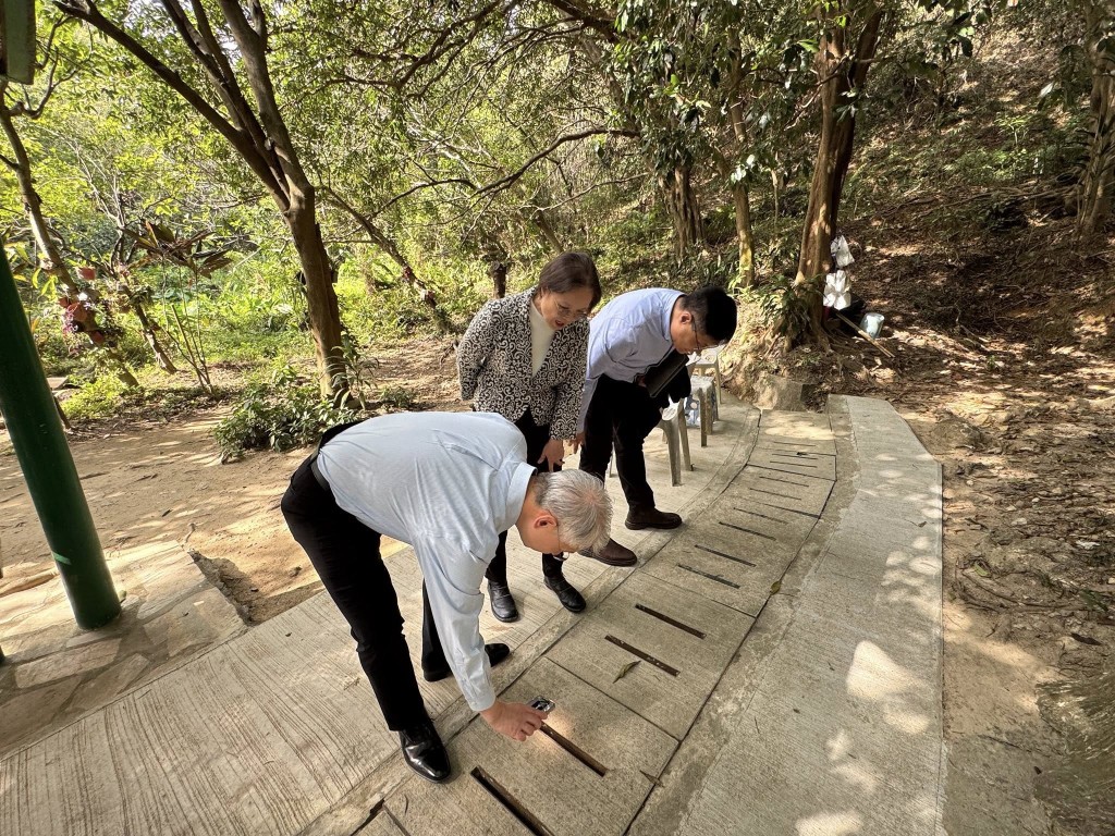 黃淑嫻視察青衣自然徑滅蚊工作。環境局fb