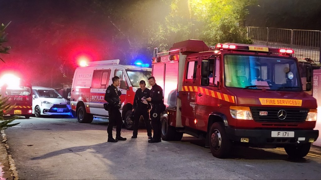 警方現場將手榴彈安全處理。黃文威攝 警方現場將手榴彈安全處理。黃文威攝
