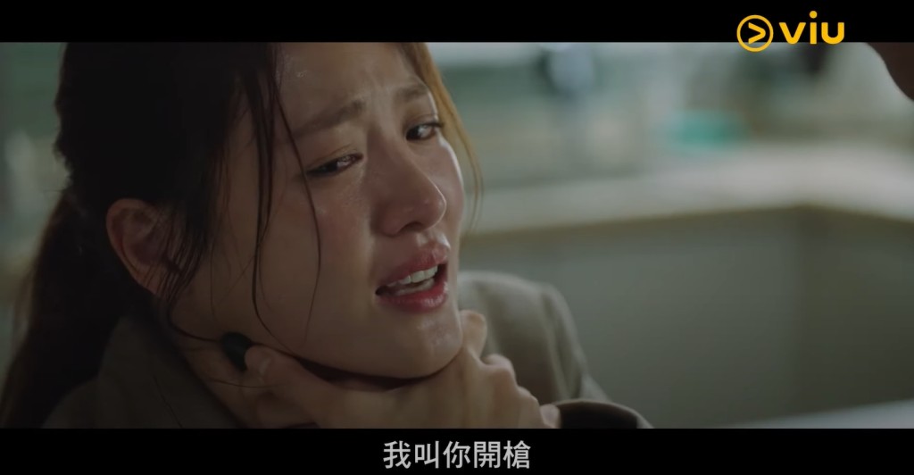 秀賢飾演的犯罪心理分析師宥真被箍頸。