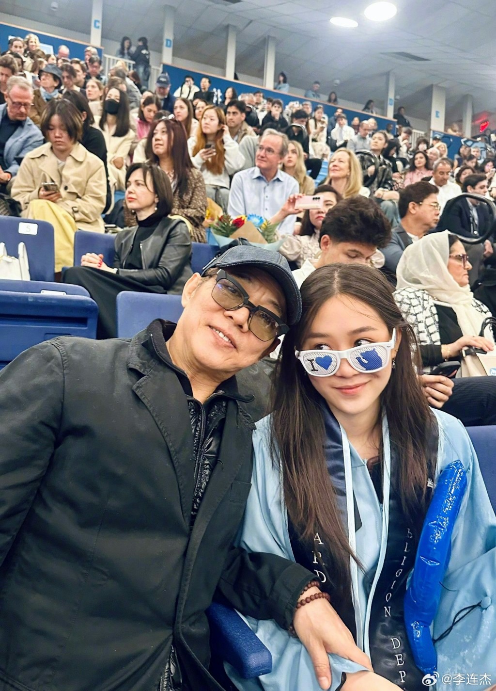 李連杰與利智所生的二女大學畢業了。 李連杰與利智所生的二女大學畢業了。