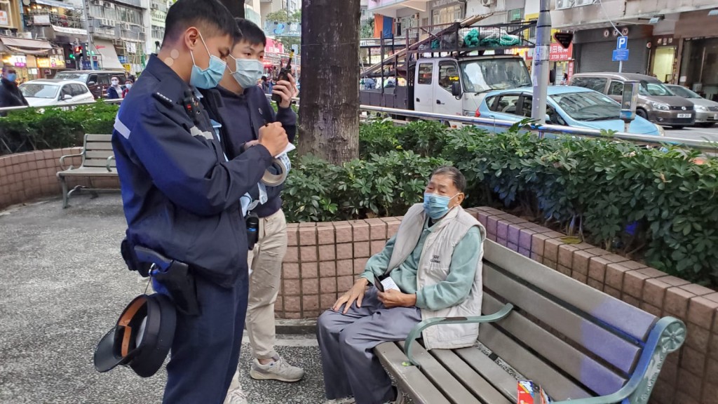 警方到場協助疏散市民。