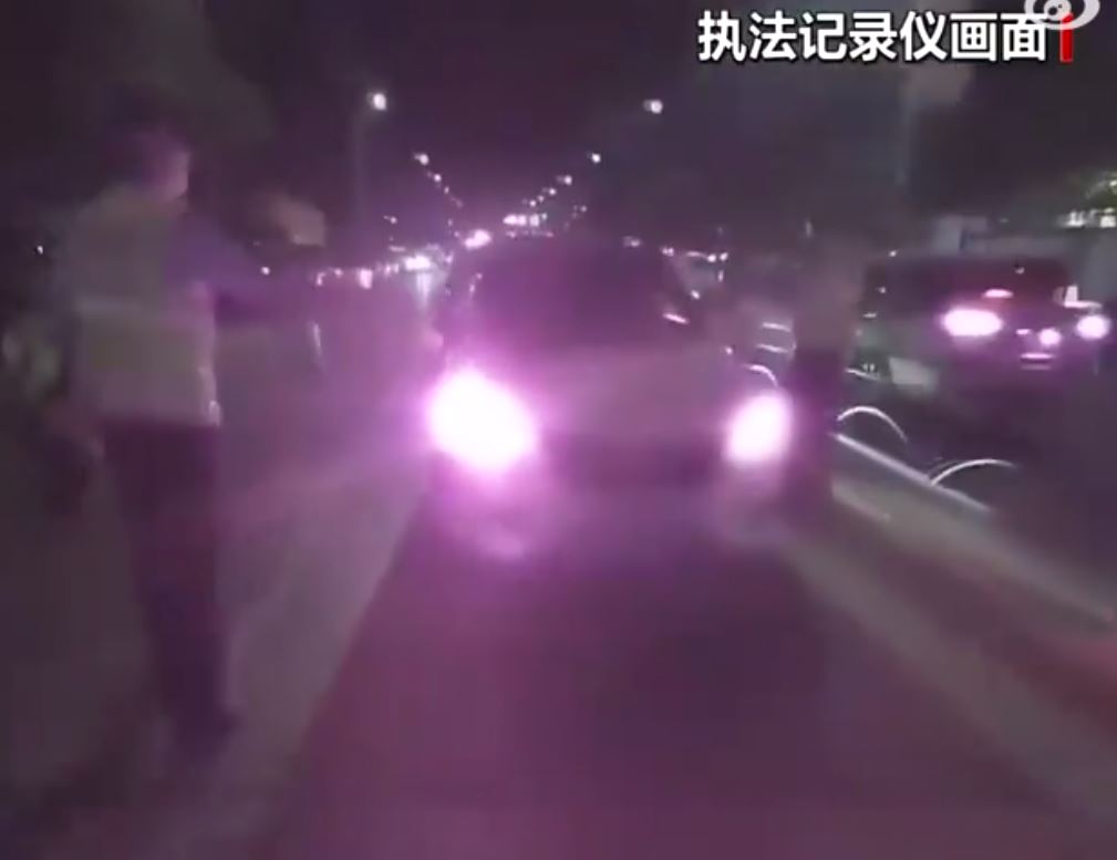 武漢交警蔣仲超因攔停衝路障汽車，被頂行逾600米殉職。微博