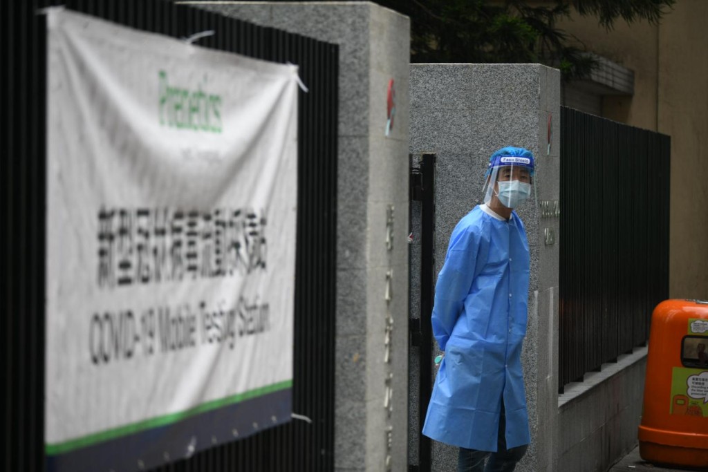 市民前往流動檢測站檢測。