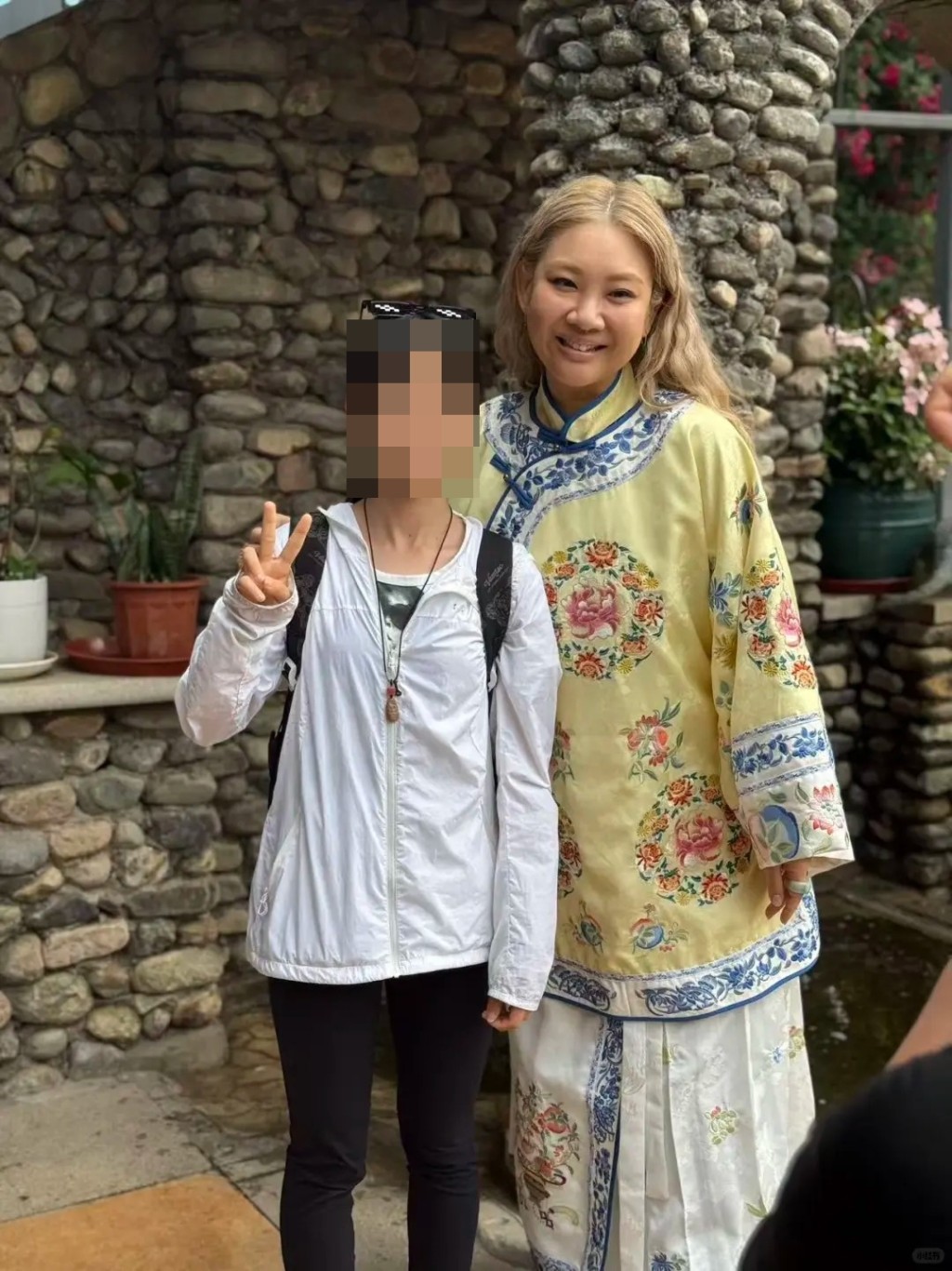 ​ 鄭欣宜來者不拒合照。