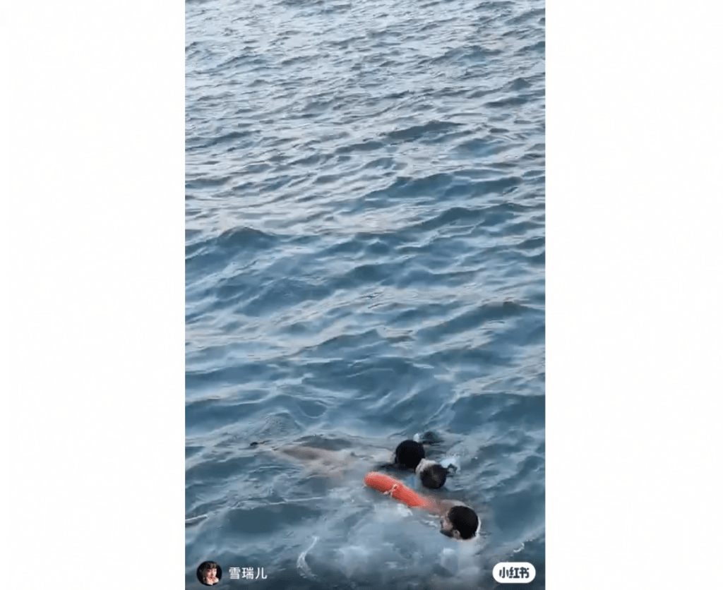 網上社交平台《小紅書》的視頻所見，一名穿藍色制服的男警員，與一名身穿白衫的男途人，在海中合力將一名少女拖回岸邊。