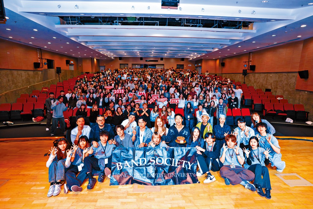 寰亞的一眾歌手早前在浸大舉行School Tour，反應熱烈。