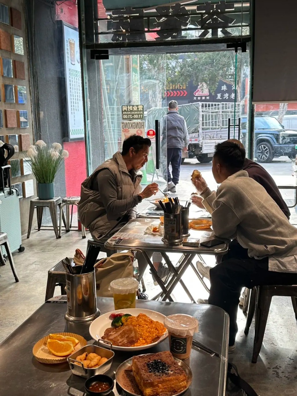 陳保元相約了兩位男性朋友一同在茶餐廳開餐，他點了香口的咖喱吉烈豬扒飯，同枱兩名朋友只點了麵包醫肚。