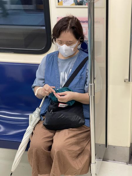 台北市前議員陳雪芬頭扎30多根針搭捷運。