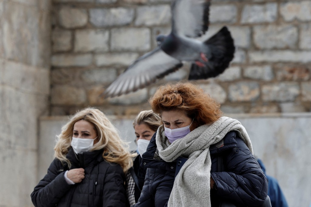 希腊雅典一个广场的民众都戴上口罩防疫。路透社