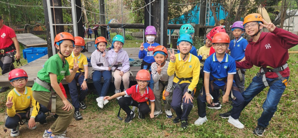 學校鼓勵學生走出課室，透過STEAM Tour和Primary Prefect Training Camp等活動，親身發掘知識和培養領袖才能。