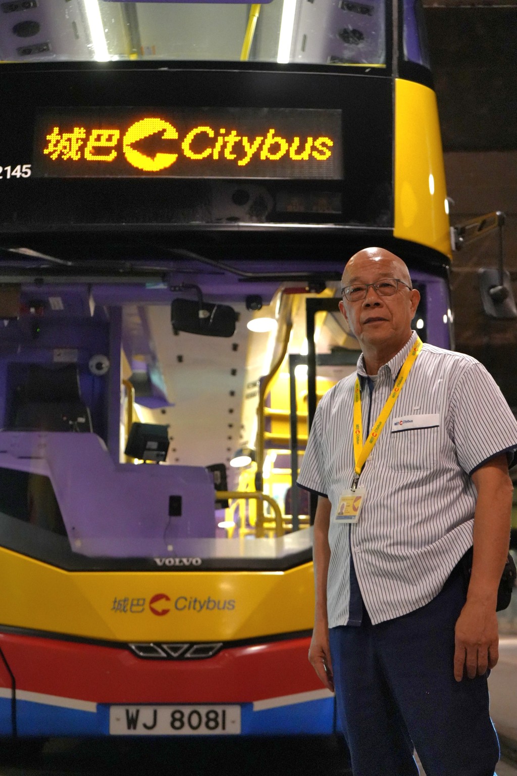 對於榮獲社區服務獎狀。羅車長對此感到開心。城巴提供圖片