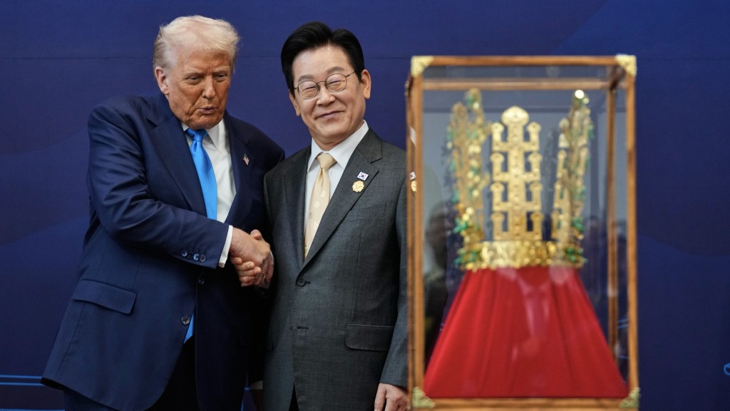 李在明向特朗普贈送「天馬塚金冠」複製品。 美聯社 李在明向特朗普贈送「天馬塚金冠」複製品。 美聯社