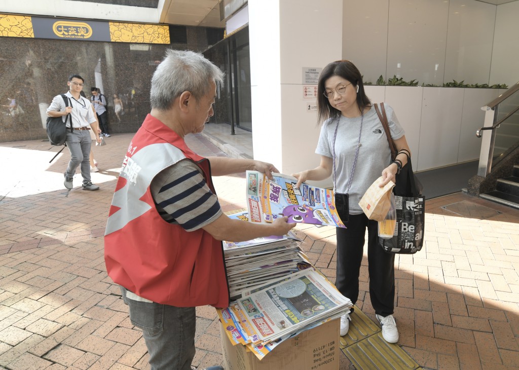 防骗刊物《提纸》今日随免费报派发。黄伟强摄