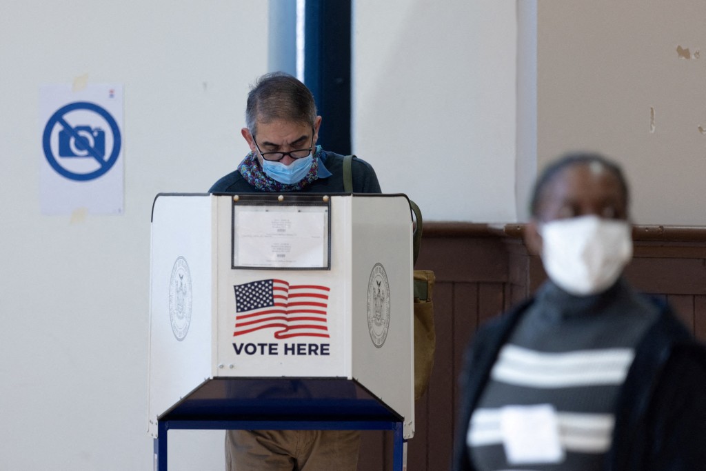 選民在紐約市提前投票期間在投票站投票。AP