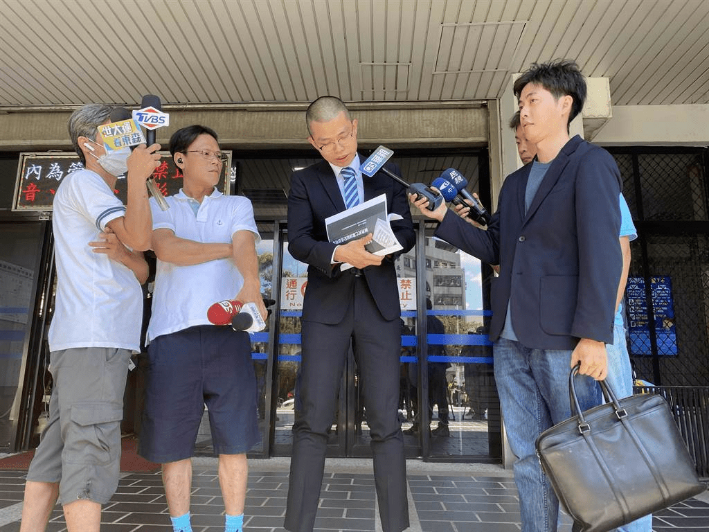 赖母日前收到起诉书，其委托律师许哲维（中）连续两日向检方递状、声请再议。中时