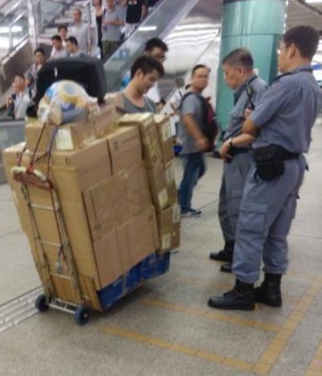 港鐵過去向立法會提交文件時，亦有夾附一些在港鐵站攔截乘客攜帶巨型行李的相片。
