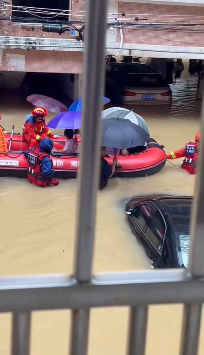 廣東多地暴雨，汕尾陸豐有觀測站錄逾400毫米雨量，惠來縣有多艘船被沖走。  