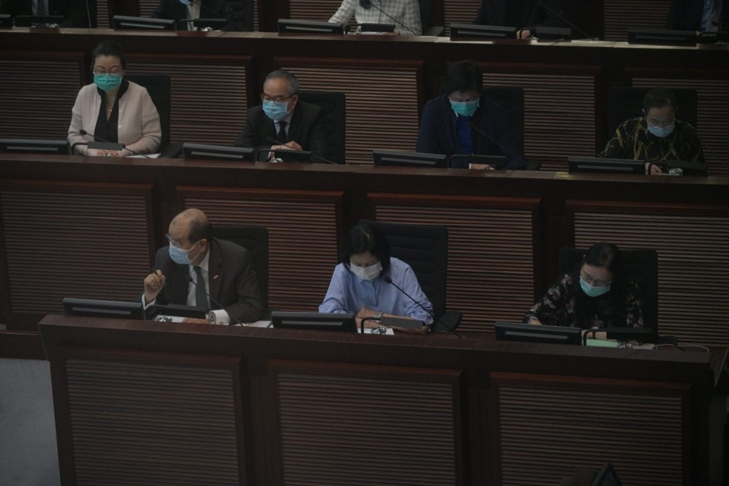 張建宗(前左一)承諾繼續檢視如何完善方案。