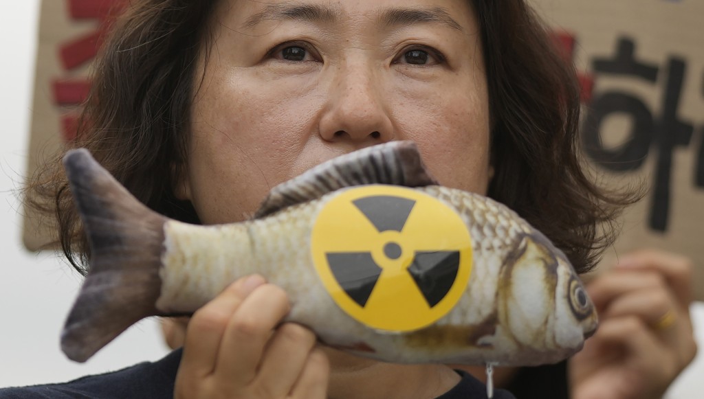 南韩民众抗议日本排污入海。　美联社