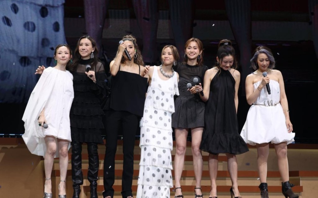 鄧麗欣（Stephy）第一個紅館演唱會，Cookies合體，左起︰何綺玲（Elaine）、區文詩（Angela）、吳雨霏（Kary）、Stephy、楊愛瑾（Miki）、陳素瑩（Gloria）與馬思恆（Helena）合唱《心急人上》。