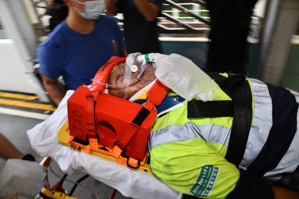 救護車將3名工人送往伊利沙伯醫院搶救。