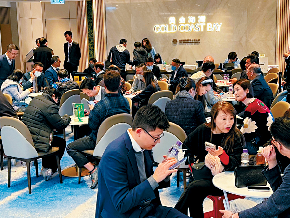 黃金海灣.珀岸昨日吸引大批參觀客到場參觀及入票,情況不俗。