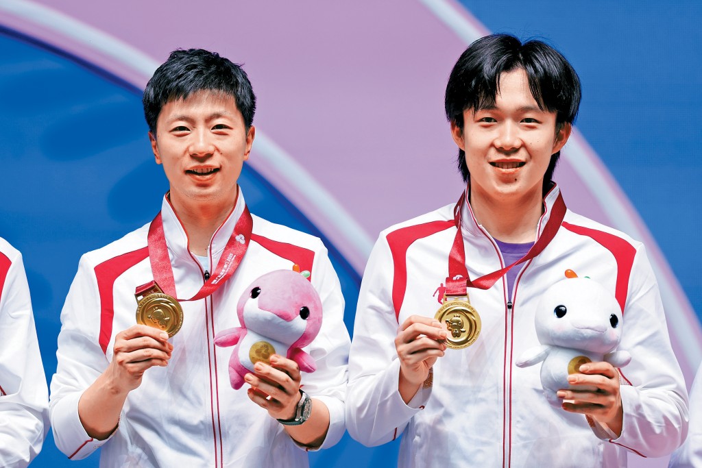 馬龍（左）以一面全運金牌為乒乓生涯劃上句號。