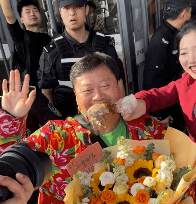 重慶網紅「滷鵝哥」林江因「投餵」甲亢哥而拉動當地旅遊。 重慶網紅「滷鵝哥」林江因「投餵」甲亢哥而拉動當地旅遊。