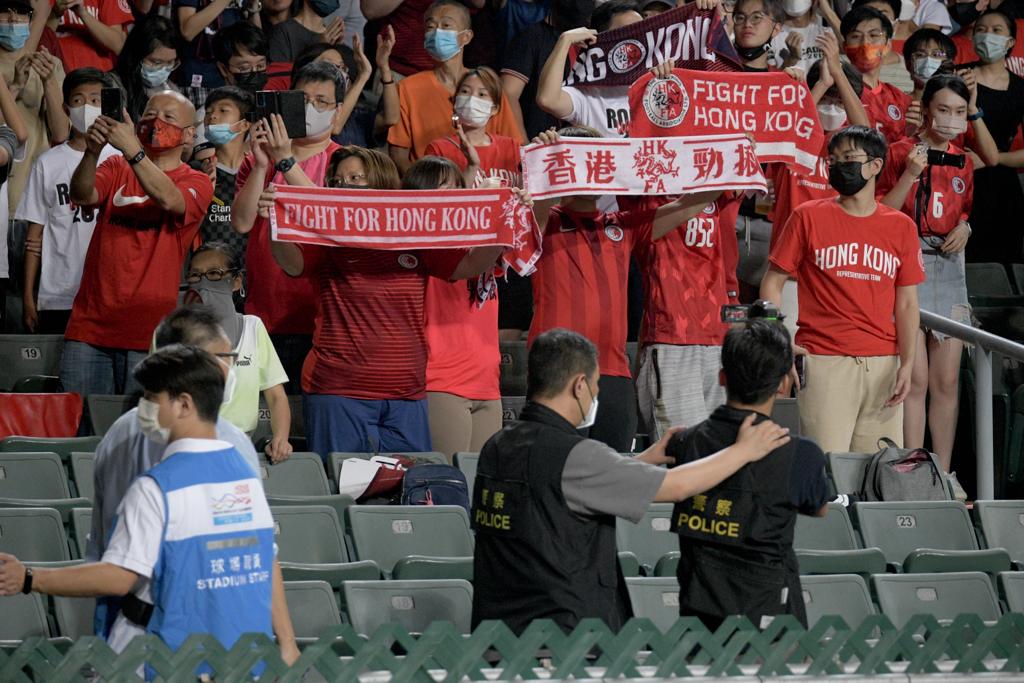 今日是《香港國安法》和《國歌法》實施以來，首次開放球迷進場的港足賽事。