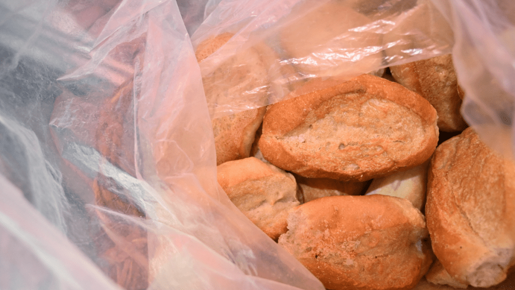 已發放過期食物包括麵包等。路透社