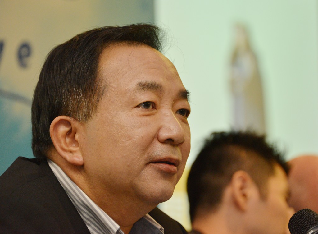 刘国权是佐丹奴老臣子，1987年加入公司，并在1994年担任主席及行政总裁至今。