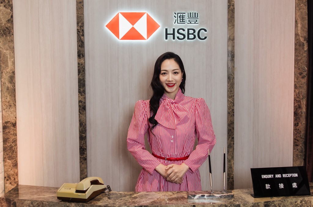 接待員穿上滙豐早期制服,令觀眾彷彿穿越時空。 接待員穿上滙豐早期制服,令觀眾彷彿穿越時空。