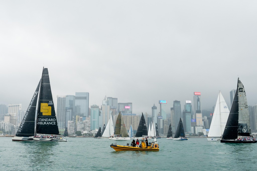 由香港游艇会主办，劳力士独家赞助的「2023劳力士中国海帆船赛」，今日(5日) 上午在香港具标志性的维多利亚港起航。公关提供图片