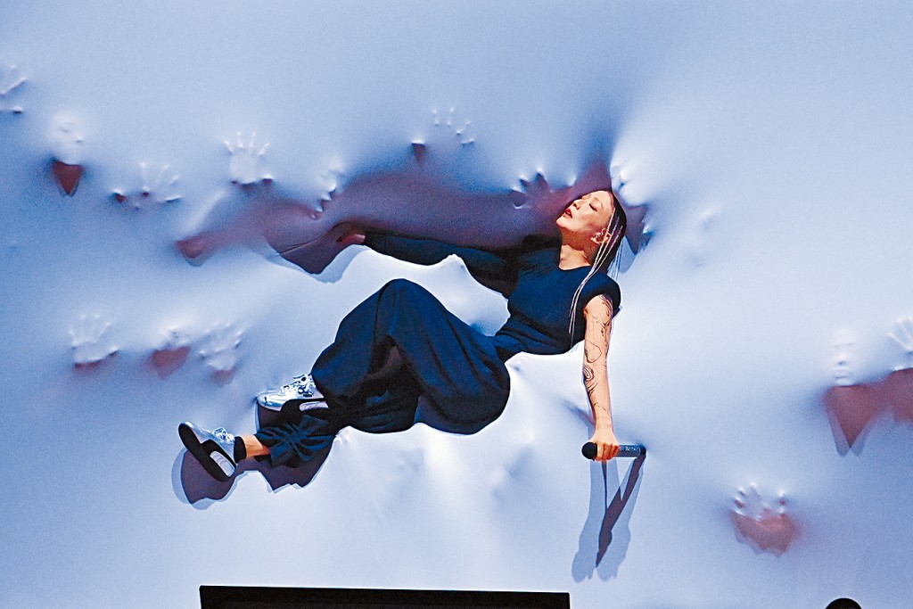 Sammi這幕《浮雕》舞台演出排練了很久，將藝術成分滲入演唱會中。