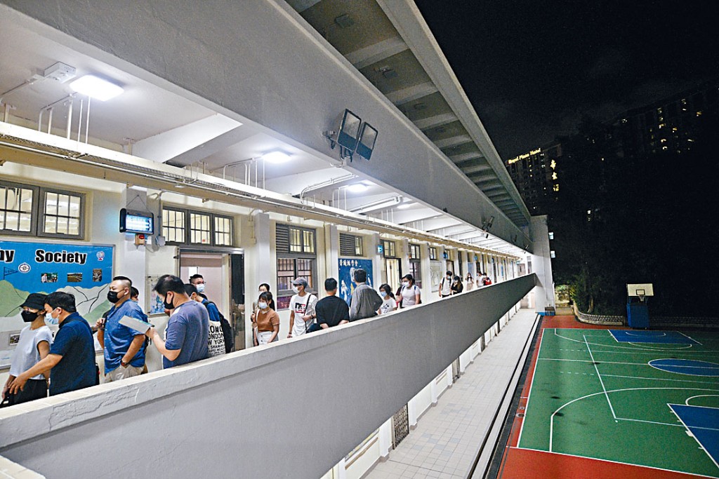 有師生和舊生昨晚於伊利沙伯中學的夜校舉行申訴會。