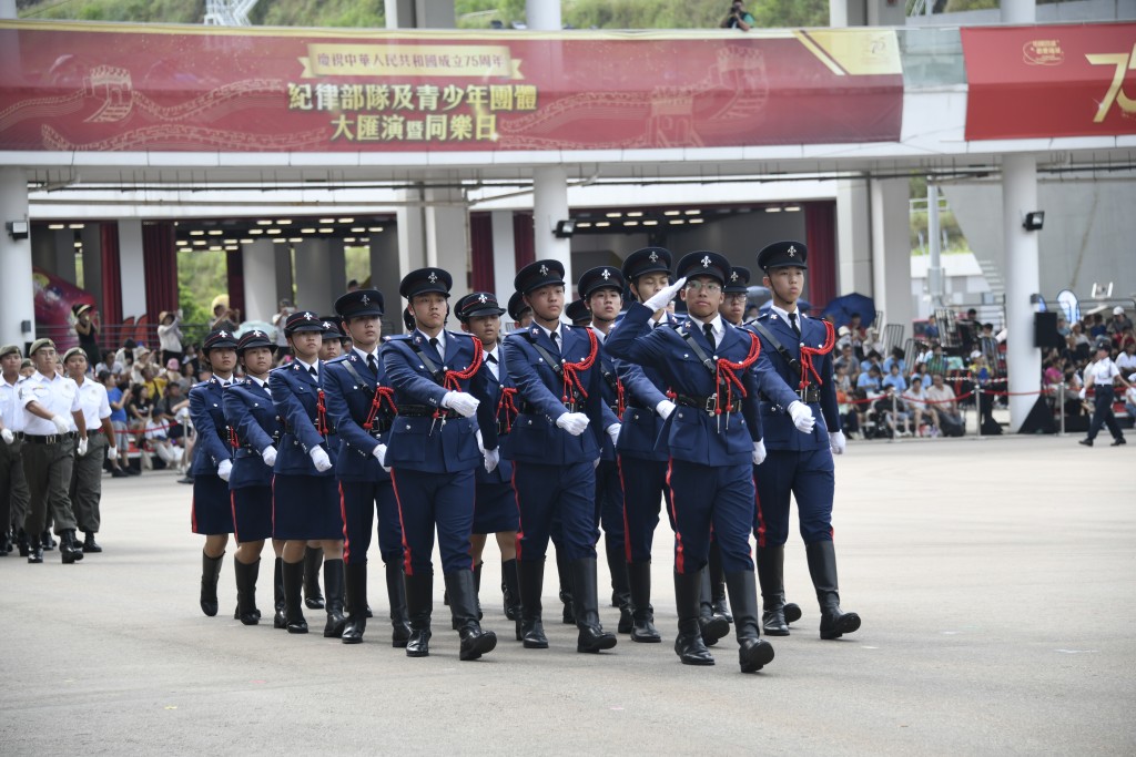 各部隊和團體成員以中式步操英姿颯颯進場。