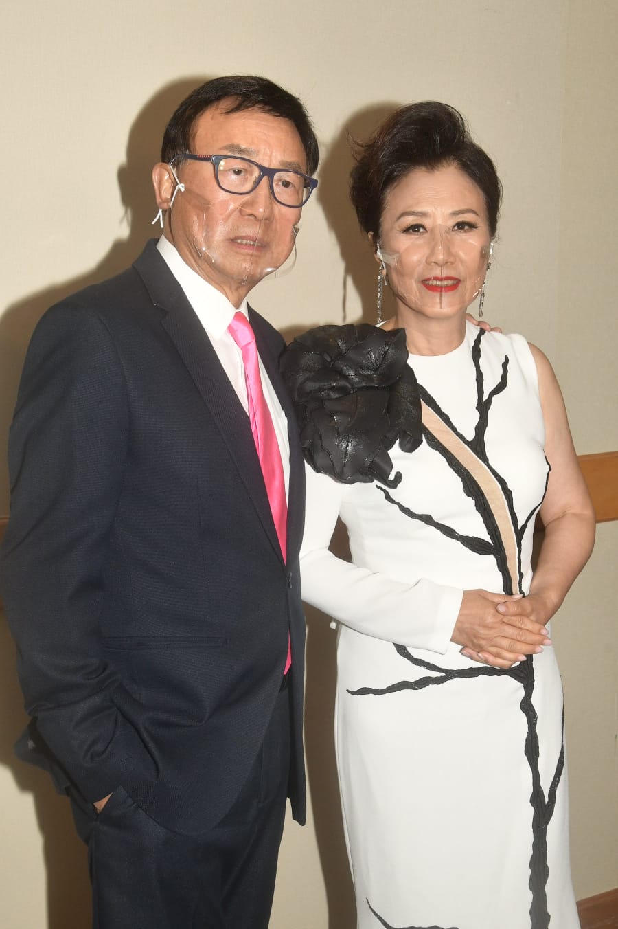 許冠文問打針未,阿姐說因血壓高遲些才打。