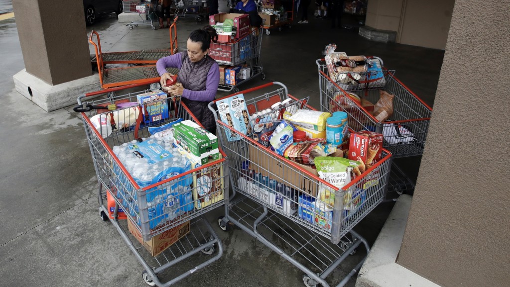 新冠疫情期間，民眾在Costco狂掃日用品和食物。 美聯社