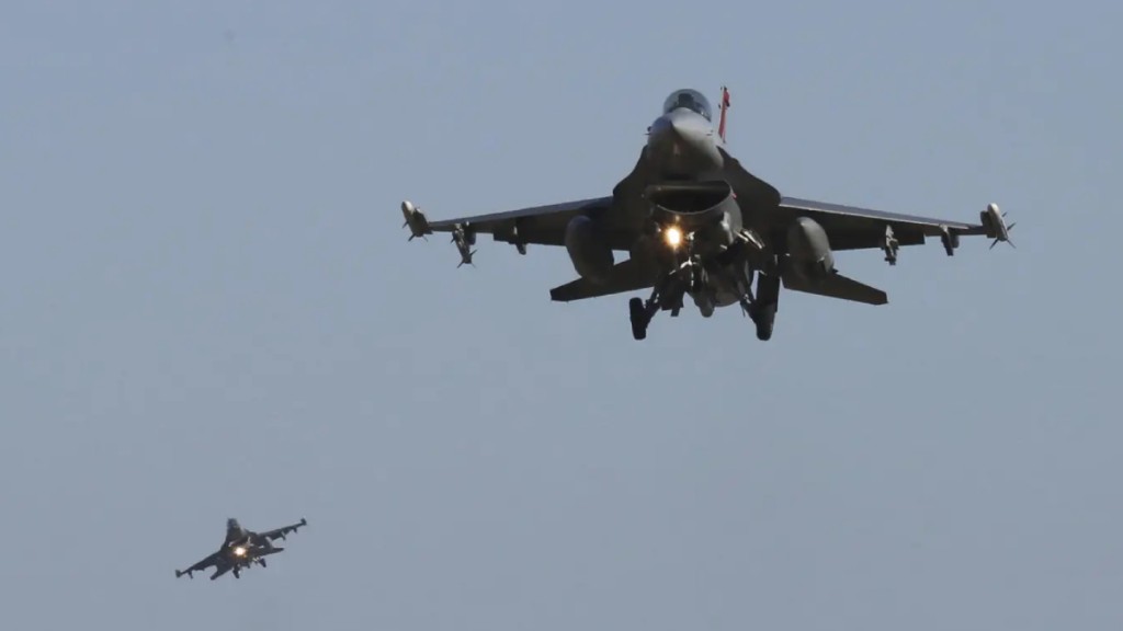 驻韩美军一架F-16战机，训练期间在黄海坠毁，飞行员弹射逃生获救。美联社
