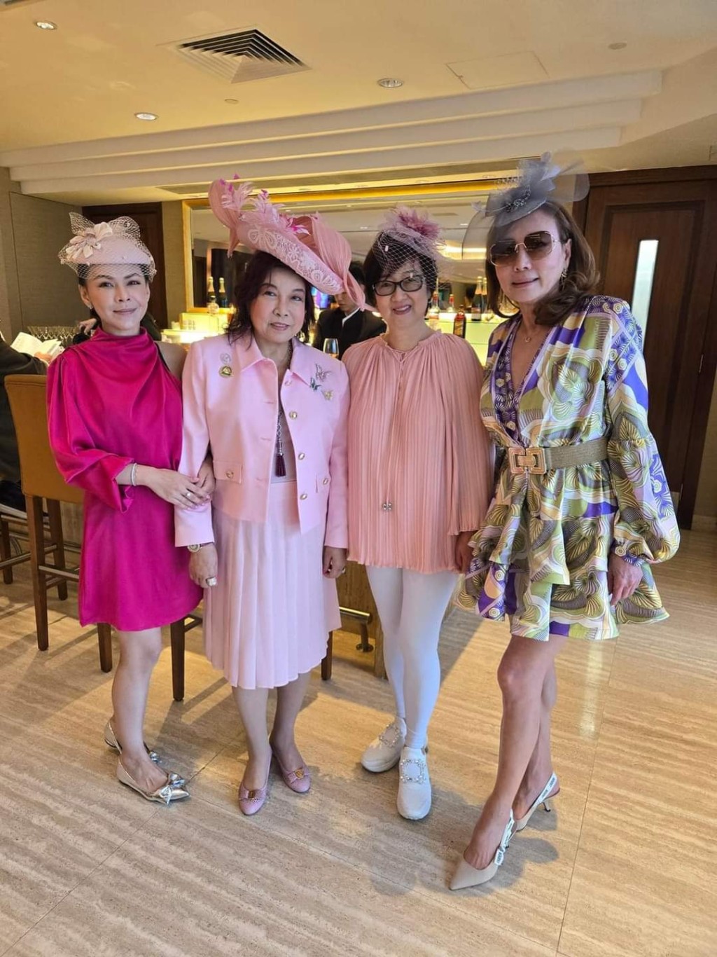  「萬事」系馬主伍燕梅亦有與告東尼太太 (右) 合照。