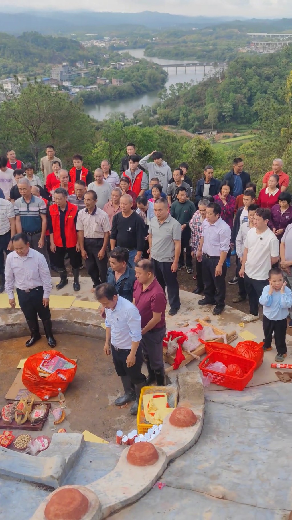 村民用无人机吊猪羊上山祭祖。抖音＠五华县佳音婚庆一站式策划